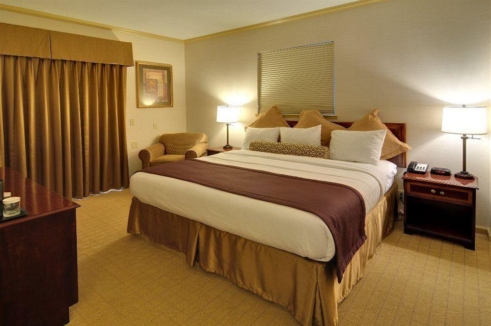 Best Western Plus Palm Court Hotel Davis Exterior foto